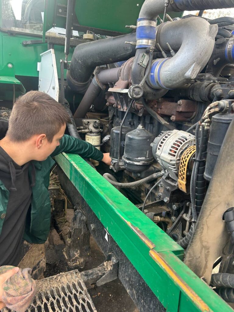 571221184_1573507794097956_653640597715412790_n